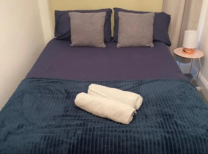 Room In Gloucester Road 4